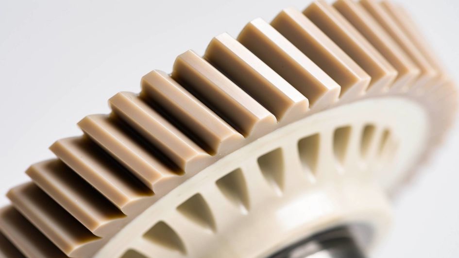 VESTAKEEP® PEEK forms the outer low-wear gear rim of the plastic gear used in series production in a mass balancer.