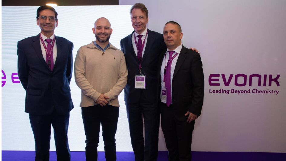 (de izq. a der.) Fabian Bravo, gerente geral da Evonik Colômbia; Nicolás Mejía, autor da palestra 'Reactívate'; Hendrik Schönfelder, presidente regional da Evonik para a América Central e do Sul; Sebastián Jiménez, Gerente de Negócios da Evonik Colômbia.